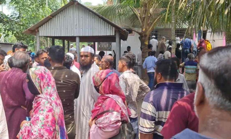 ঘরে মা-সন্তানসহ ৫ মৃতদেহ, হত্যাকাণ্ড নিয়ে চাঞ্চল্যকর তথ্য দিলেন ওসি